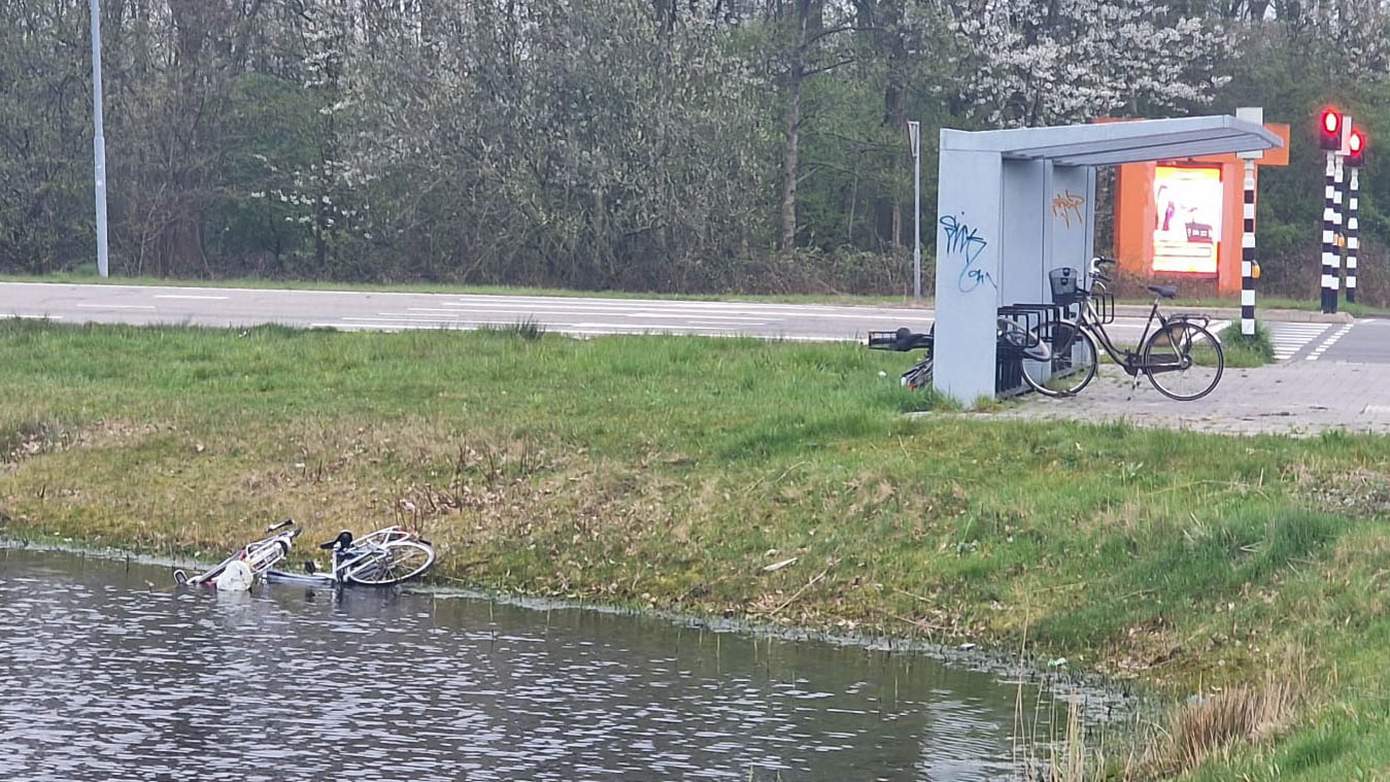 Fietsen vernield en in het water gegooid bij bushalte Balkenweg