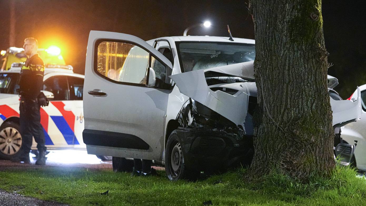 Bedrijfsbusje verliest grip in bocht en botst tegen boom in Assen (Video)