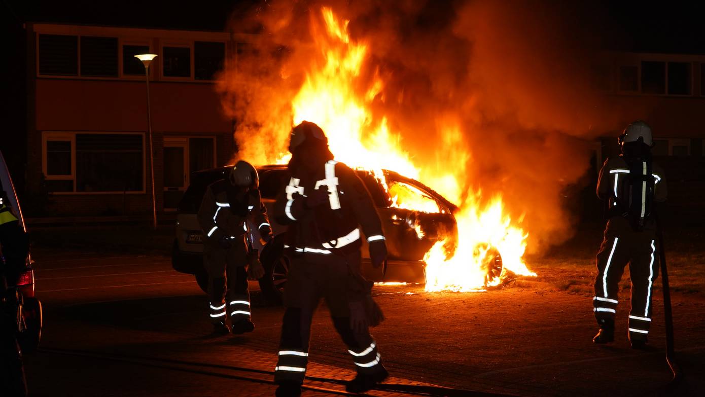 Auto brandt volledig uit in Assen (Video)