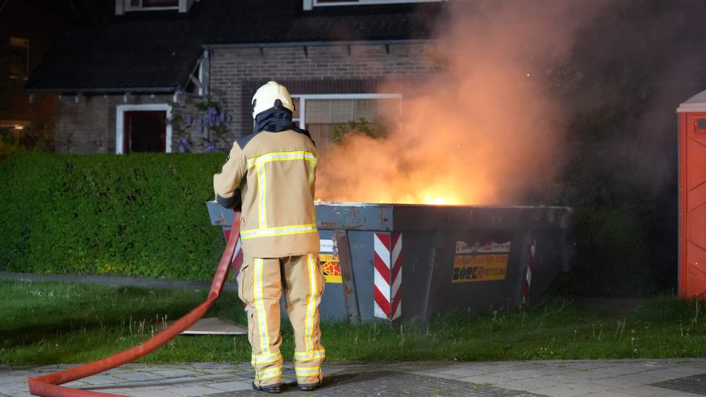 Bouwcontainer in de brand in Assen (Video)