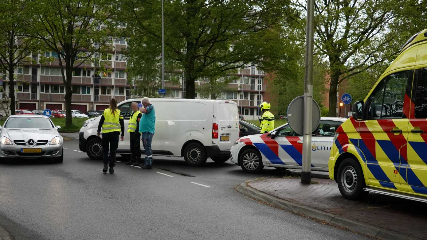 Gewonde bij botsing tussen auto en bestelbusje