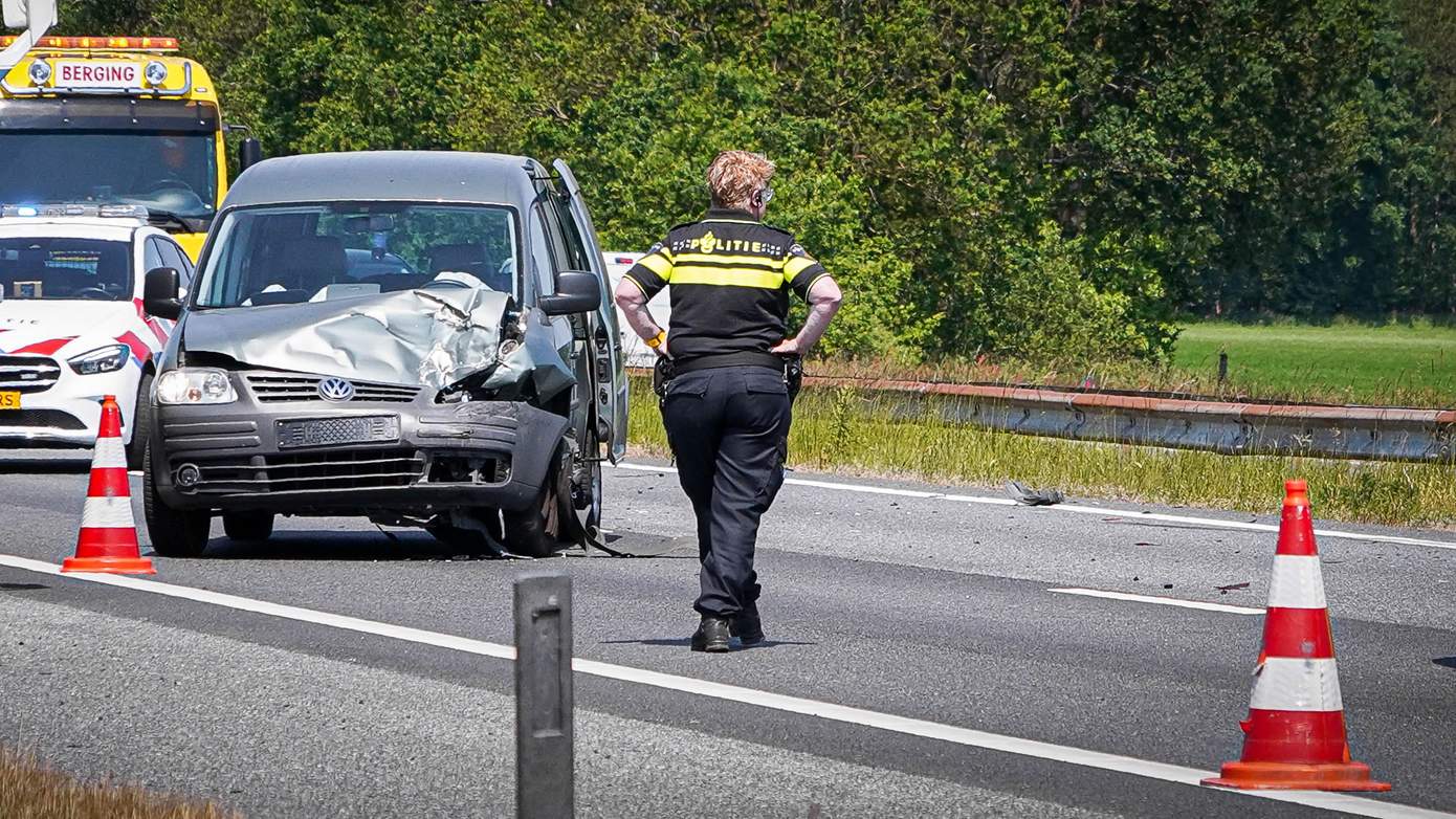 Drie auto's botsen op A28 bij Ubbena