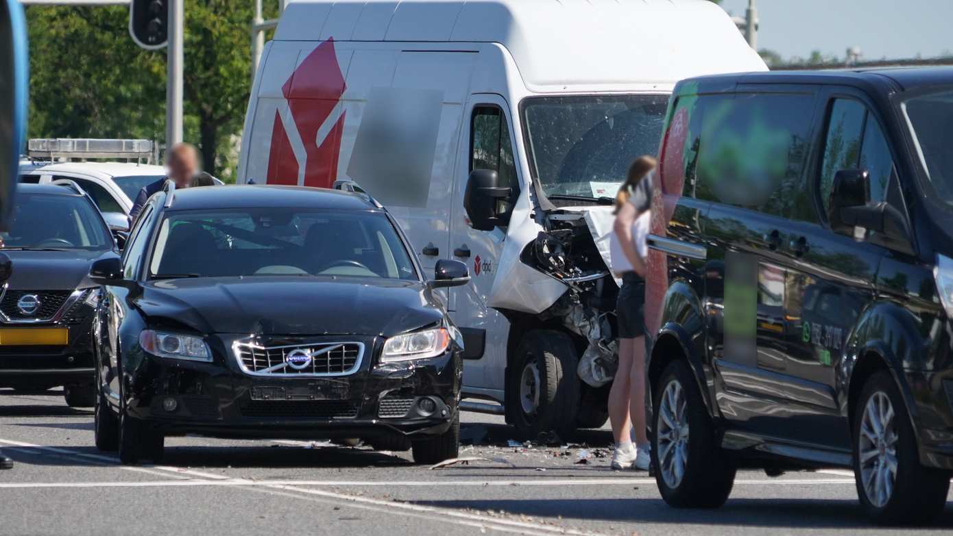 Drie voertuigen zwaar beschadigd bij botsing voor verkeerslichten