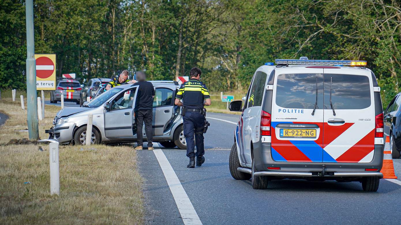 Auto botst tegen lantaarnpaal op oprit A28