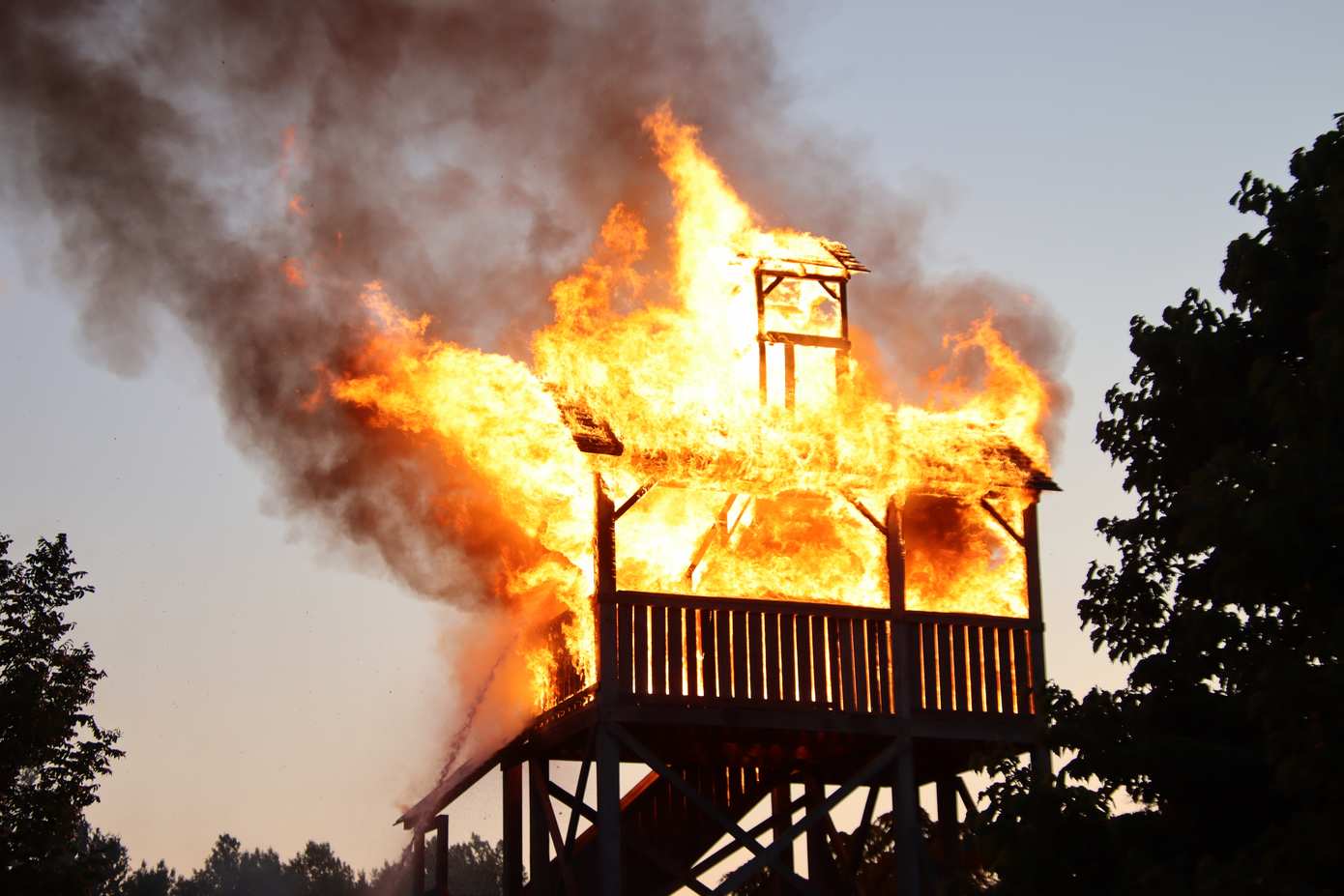 Flinke uitslaande brand verwoest uitkijktoren bij golfclub Zeijerveen