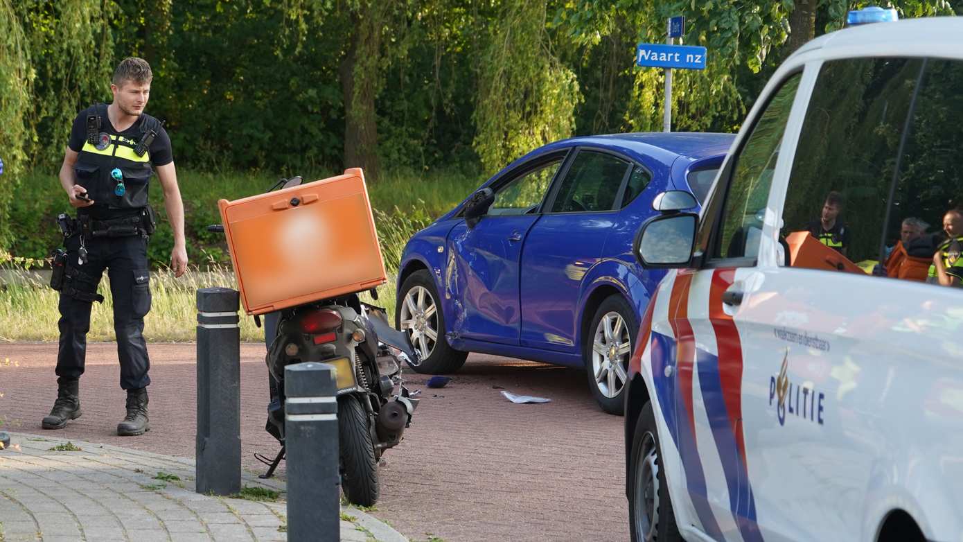 Flinke schade bij botsing tussen scooter en auto