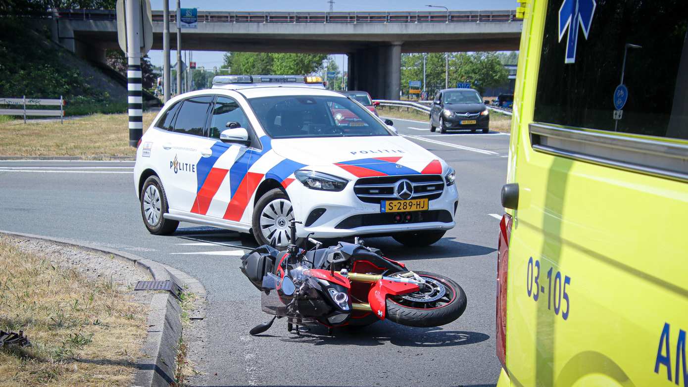 Motorrijder botst achterop auto in Assen