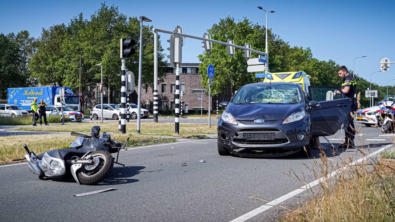 Scooterrijder gewond bij botsing met auto in Assen