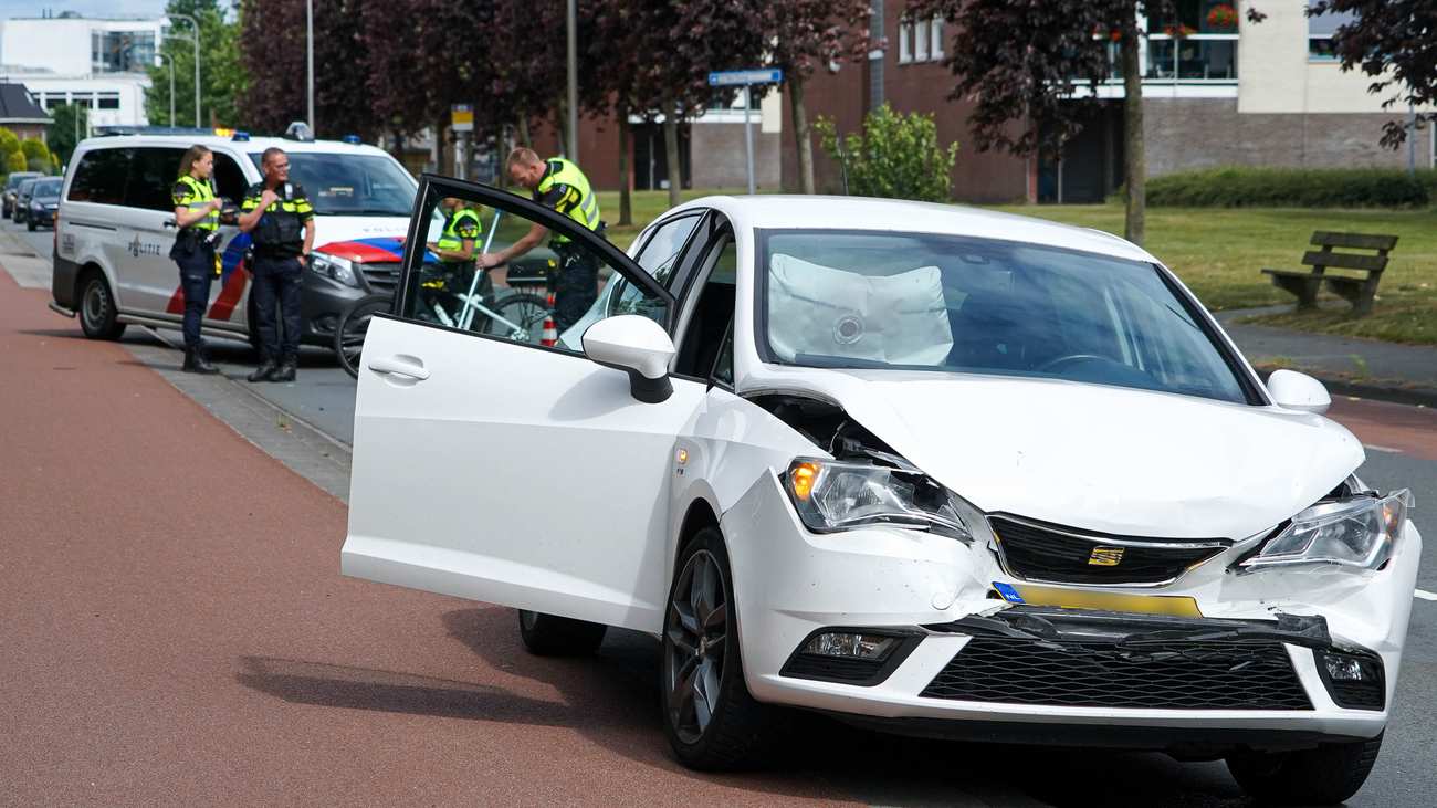 Gewonde bij botsing tussen twee auto's in Assen (Video)