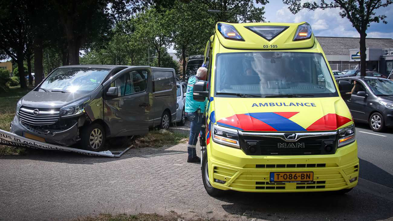 Auto botst achterop busje in Assen