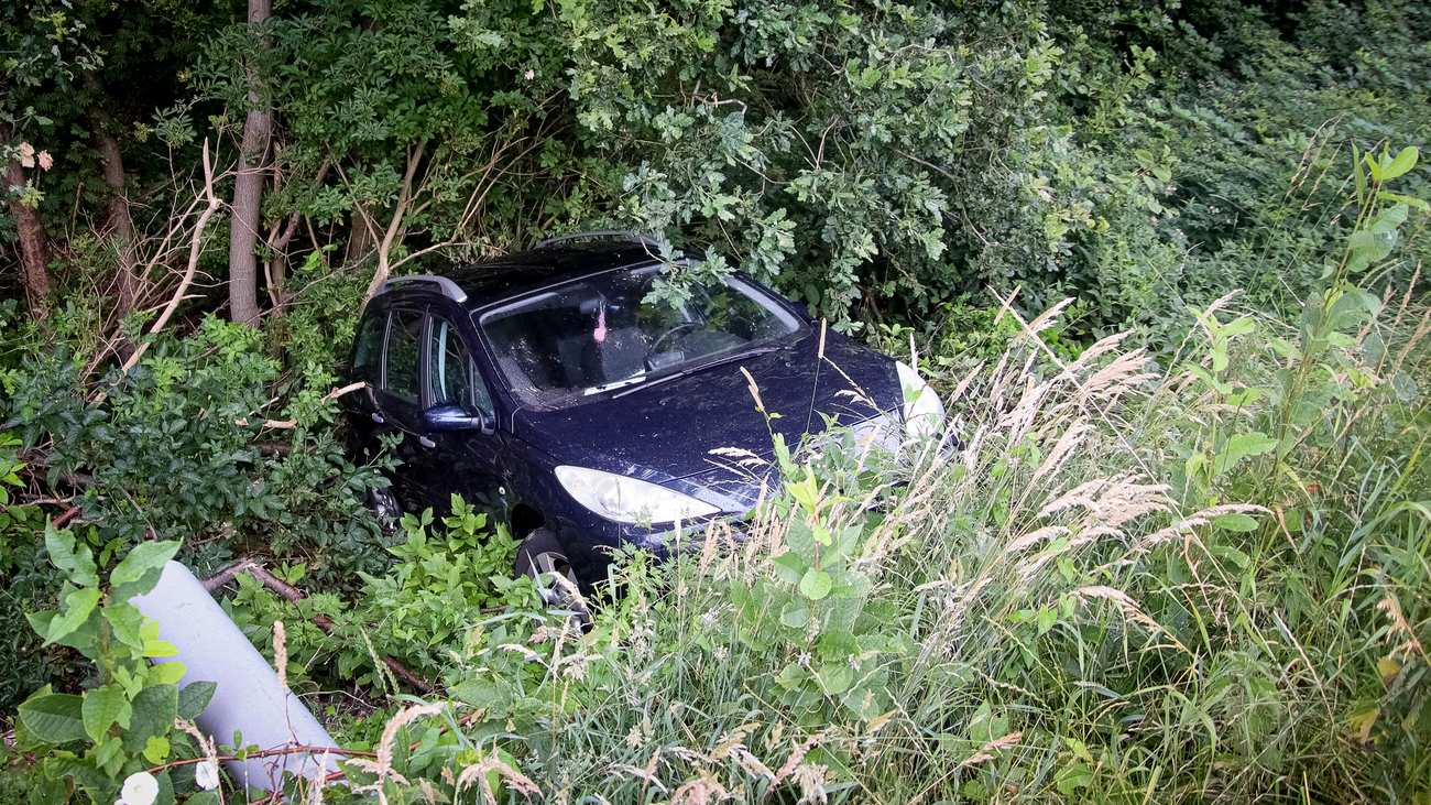 Auto raakt op A28 bij Assen in de slip en rijdt van talud