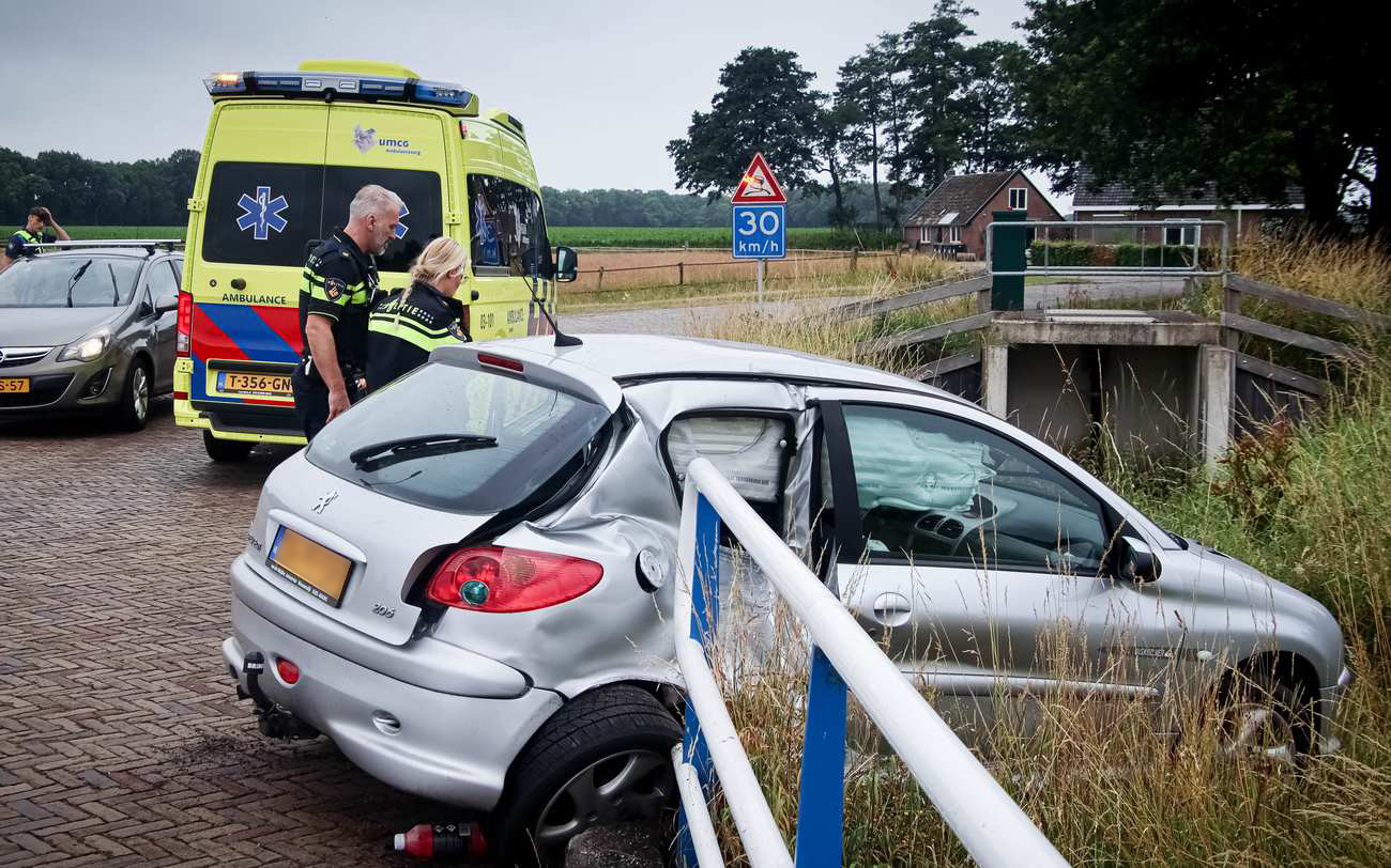 Auto zwaar beschadigd door botsing tegen bruggetje