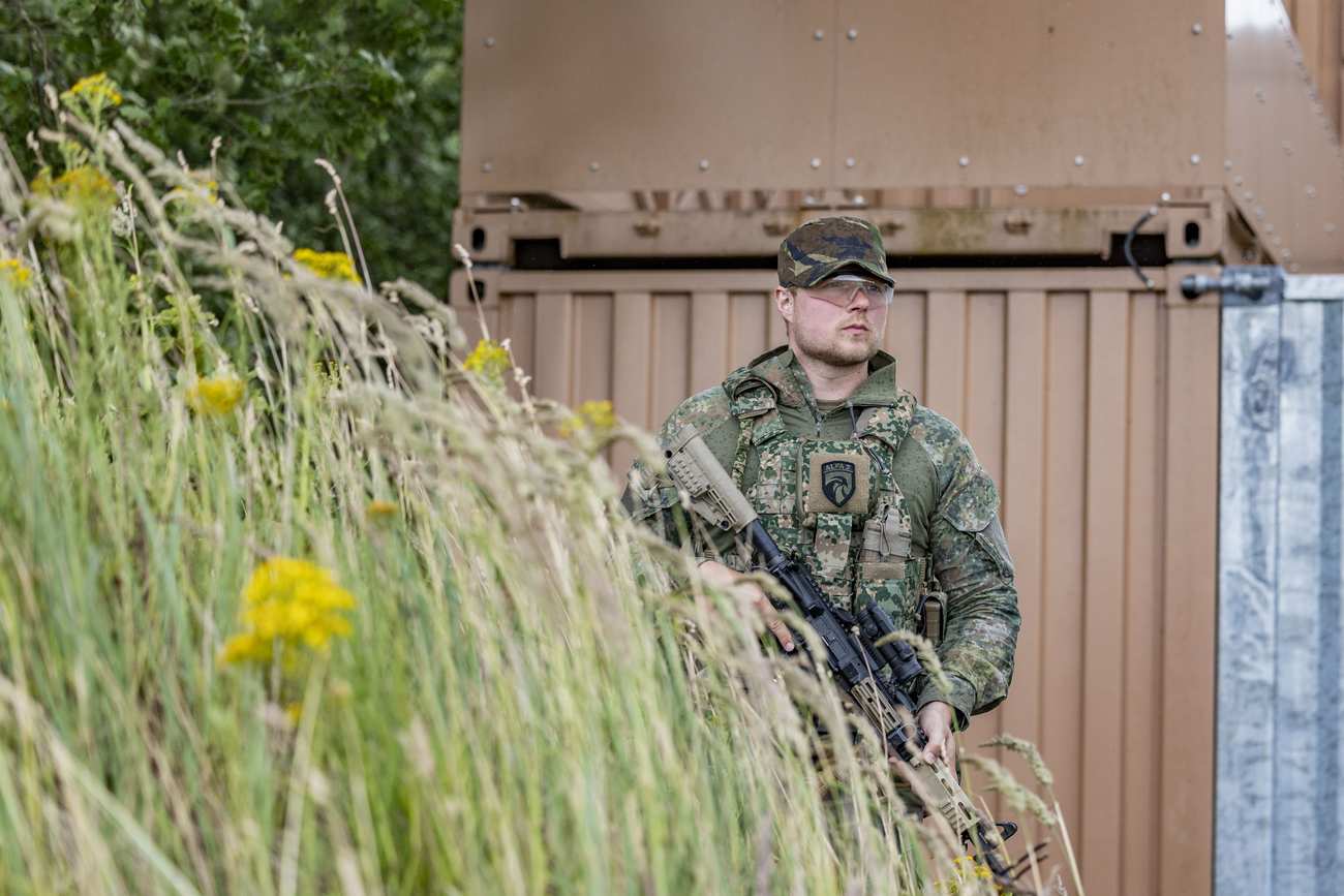 Militairen oefenen Bewaken & Beveiligen in en rond Assen