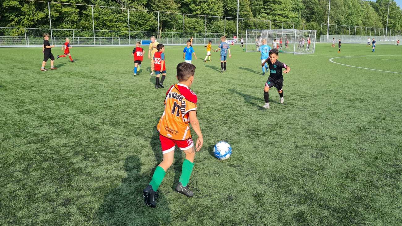 Jeugd uit Assen kan hele zomer gratis voetballen