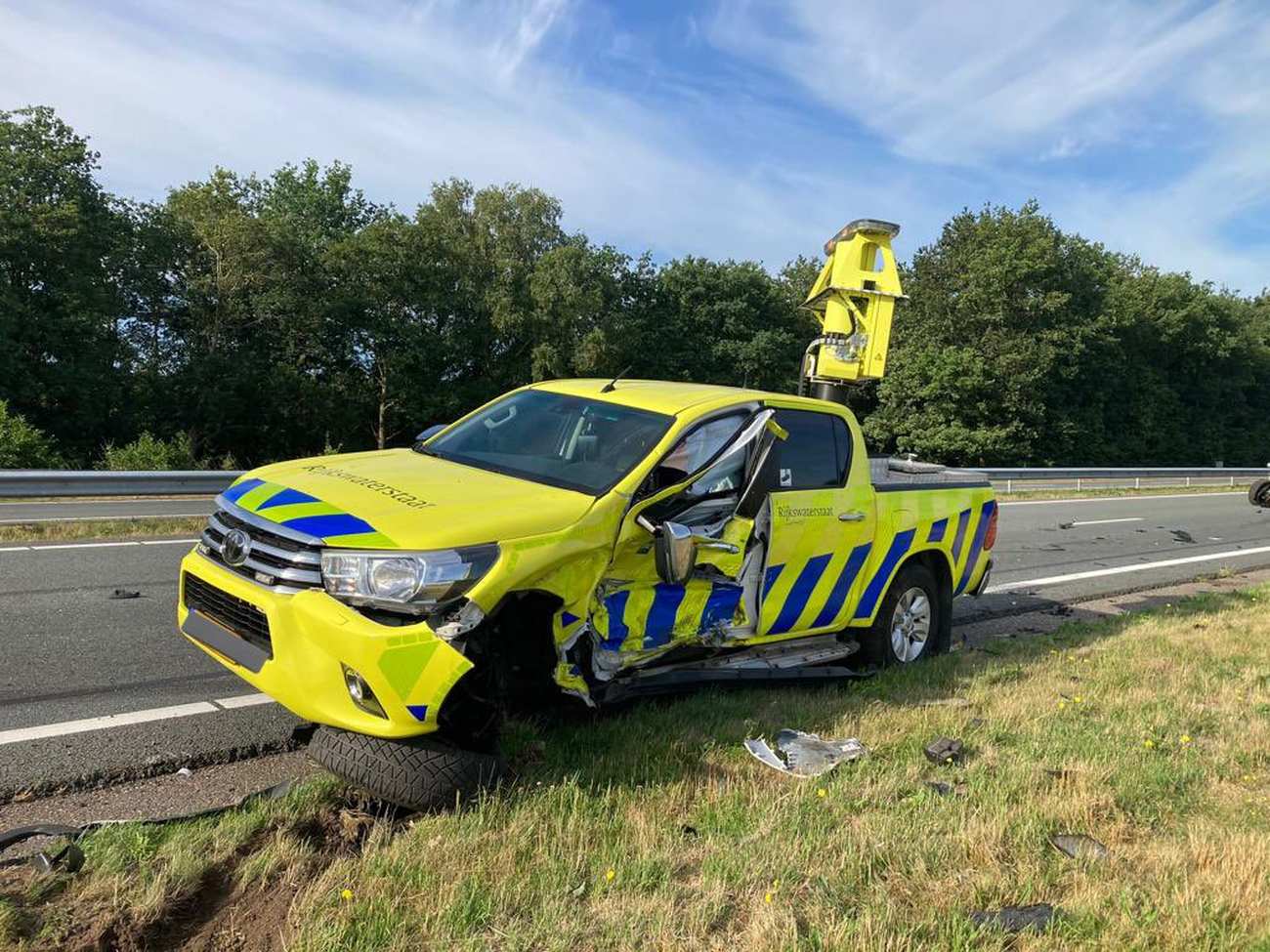 Voertuig Rijkswaterstaat aangereden op N33 