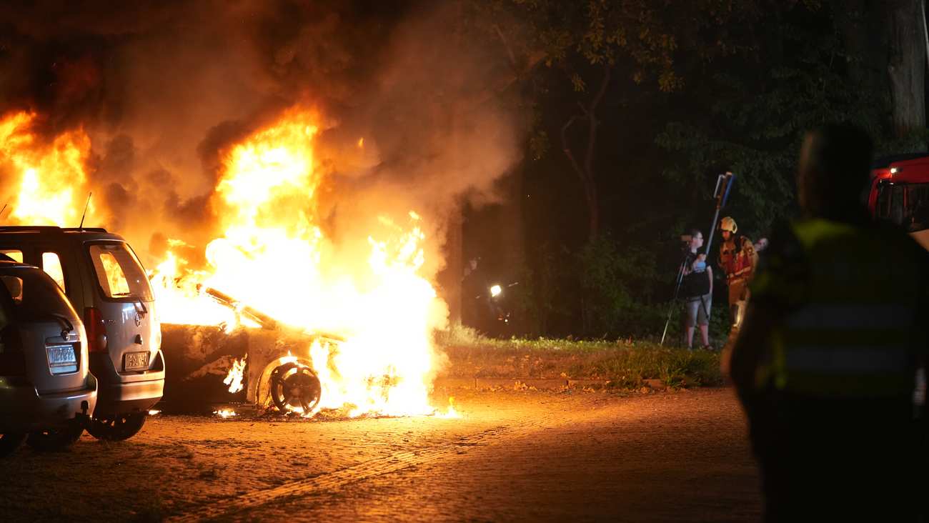 Auto in Assen volledig door vlammenzee verwoest