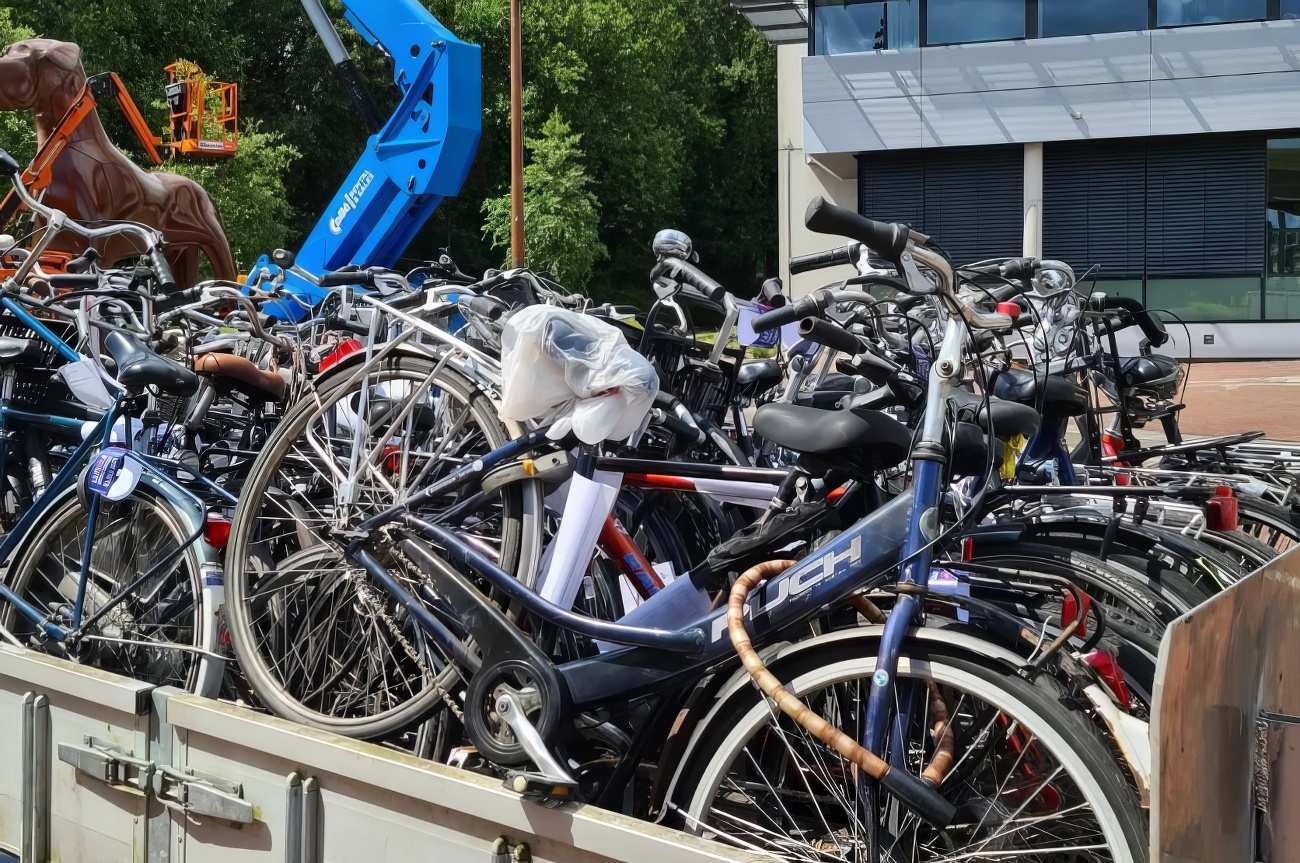 Gemeente haalt opnieuw tientallen foutgeparkeerde fietsen bij station in Assen weg