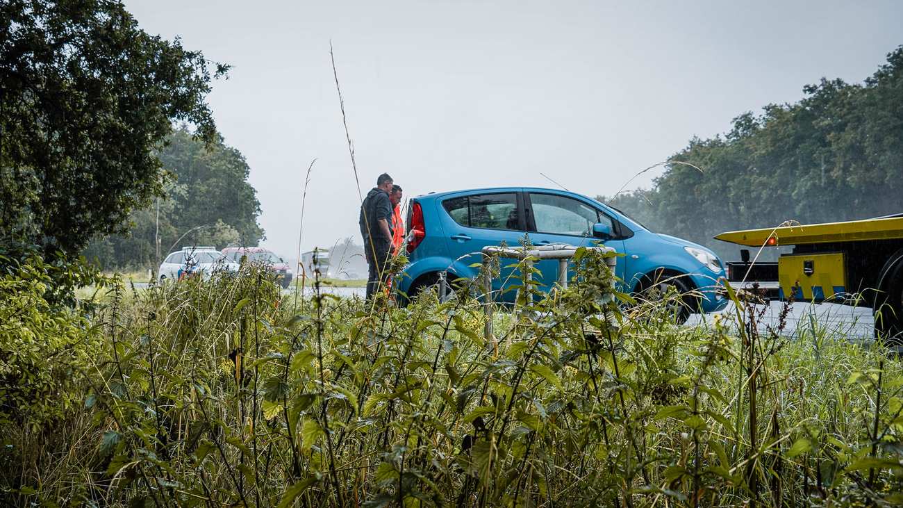 Auto raakt van A28 en belandt in greppel