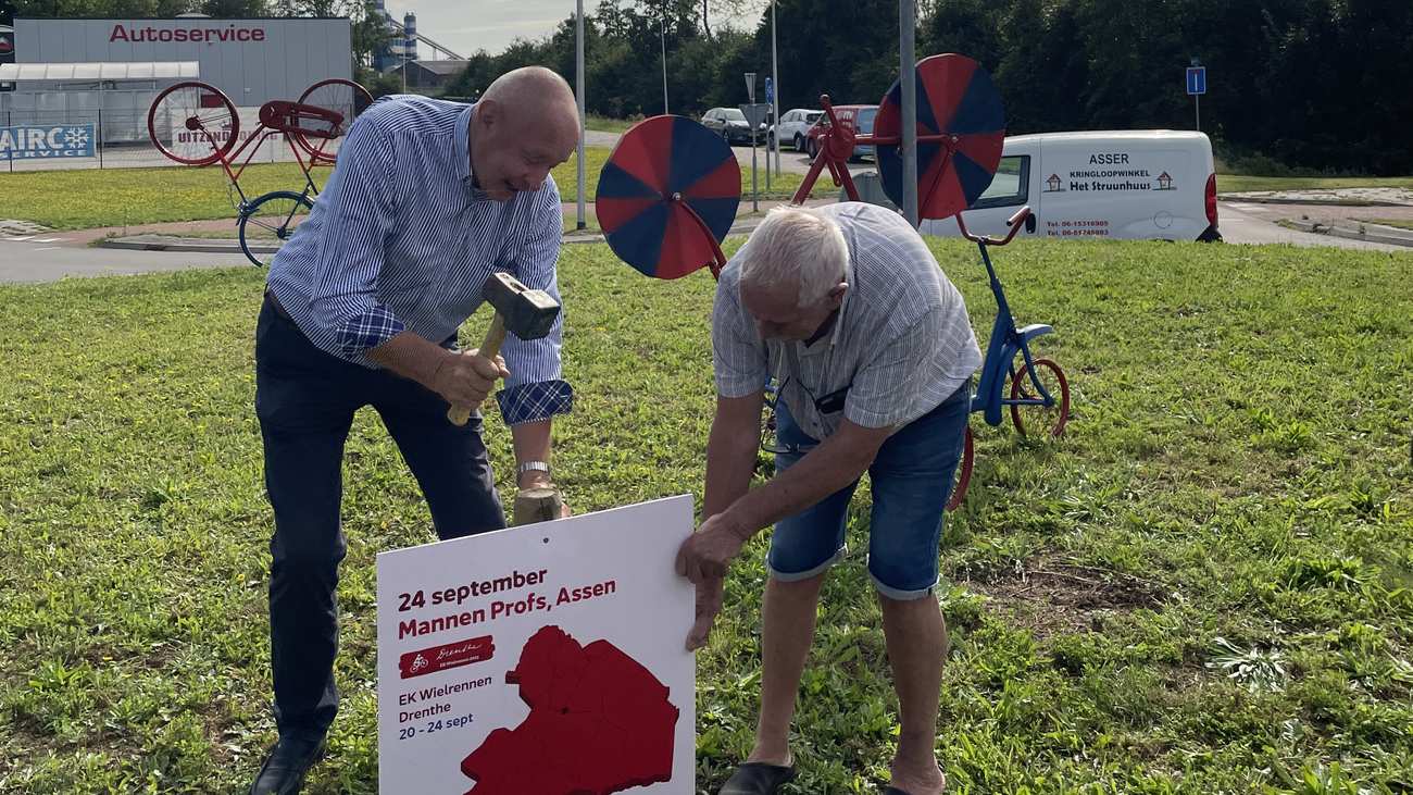 Eerste fietskunstwerk voor EK Wielrennen is in Assen geplaatst