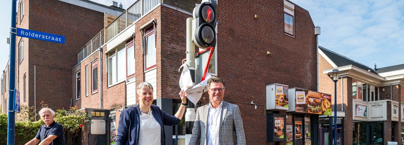 In Assen helpt Bartje bij het oversteken: onthulling van verkeerslichten met Assens boegbeeld Bartje