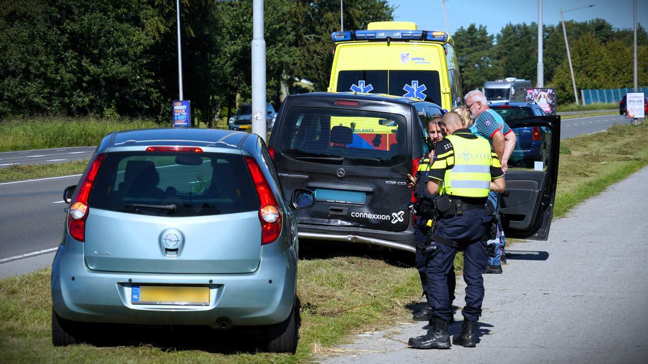 Taxi en auto botsen op elkaar in Assen