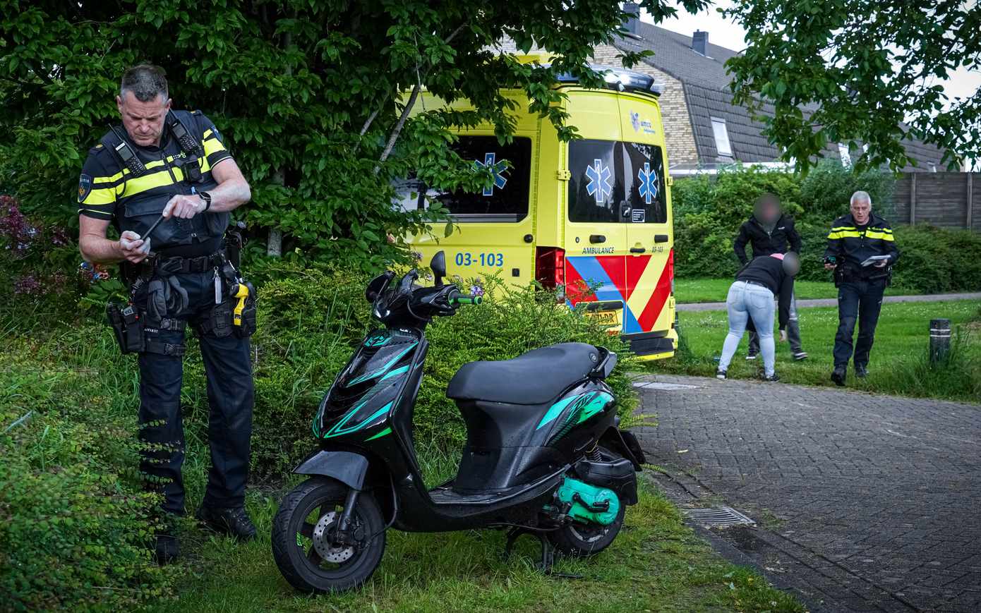 Scooterrijder lichtgewond bij botsing tegen paaltje in Kloosterveen