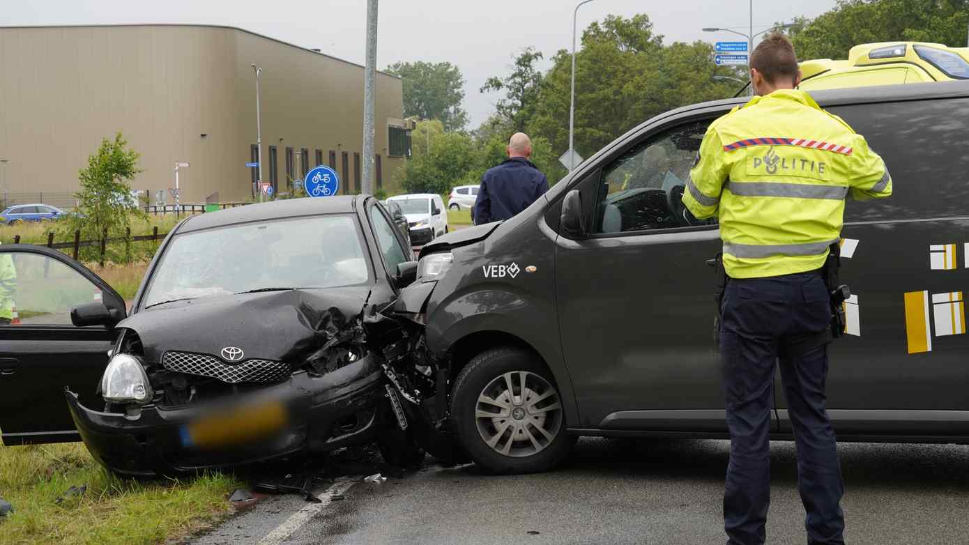 Veel schade en gewonde na ongeval met drie voertuigen op de Graswijk