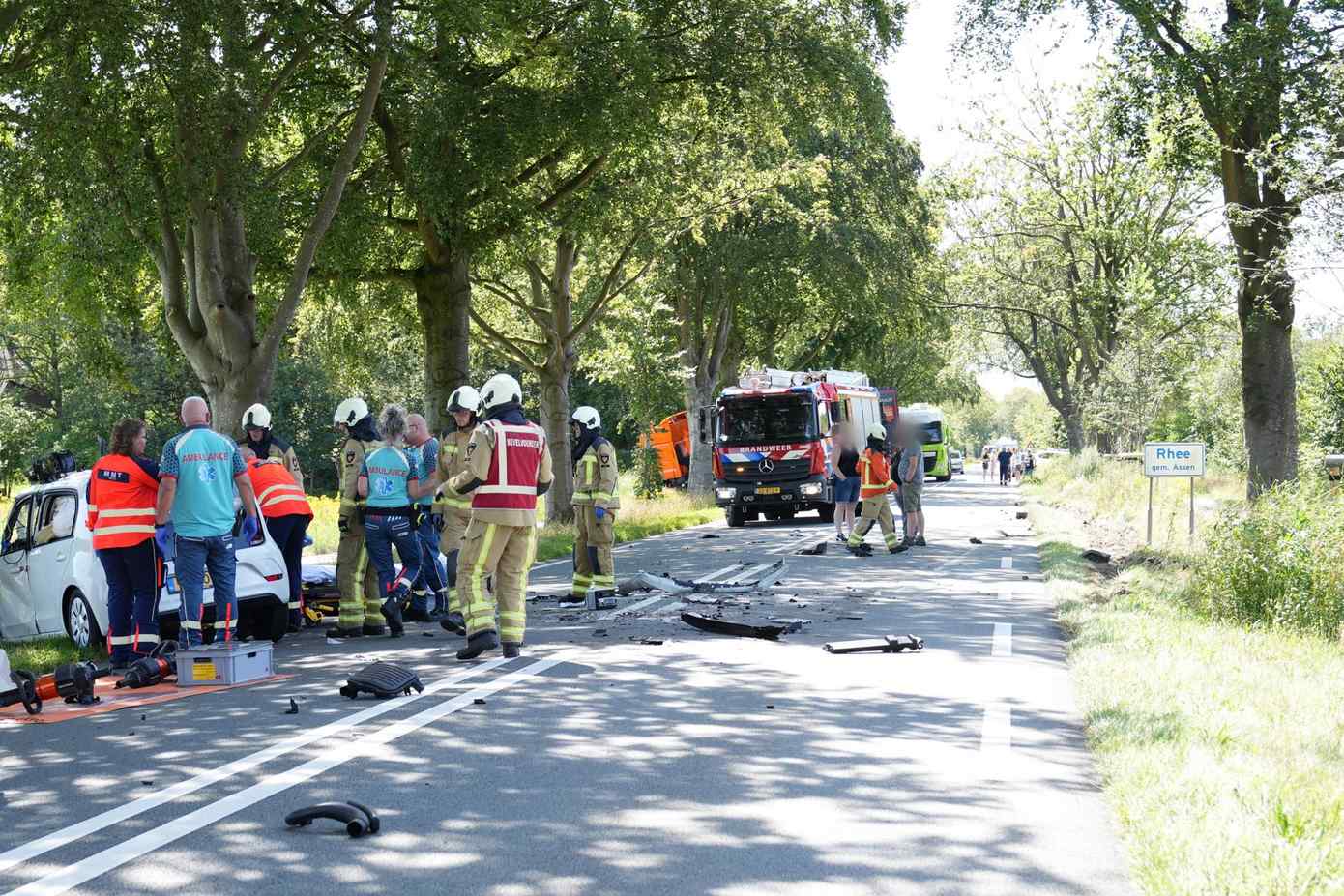 Traumahelikopter ingezet voor ernstig ongeval tussen auto en vrachtwagen (video)