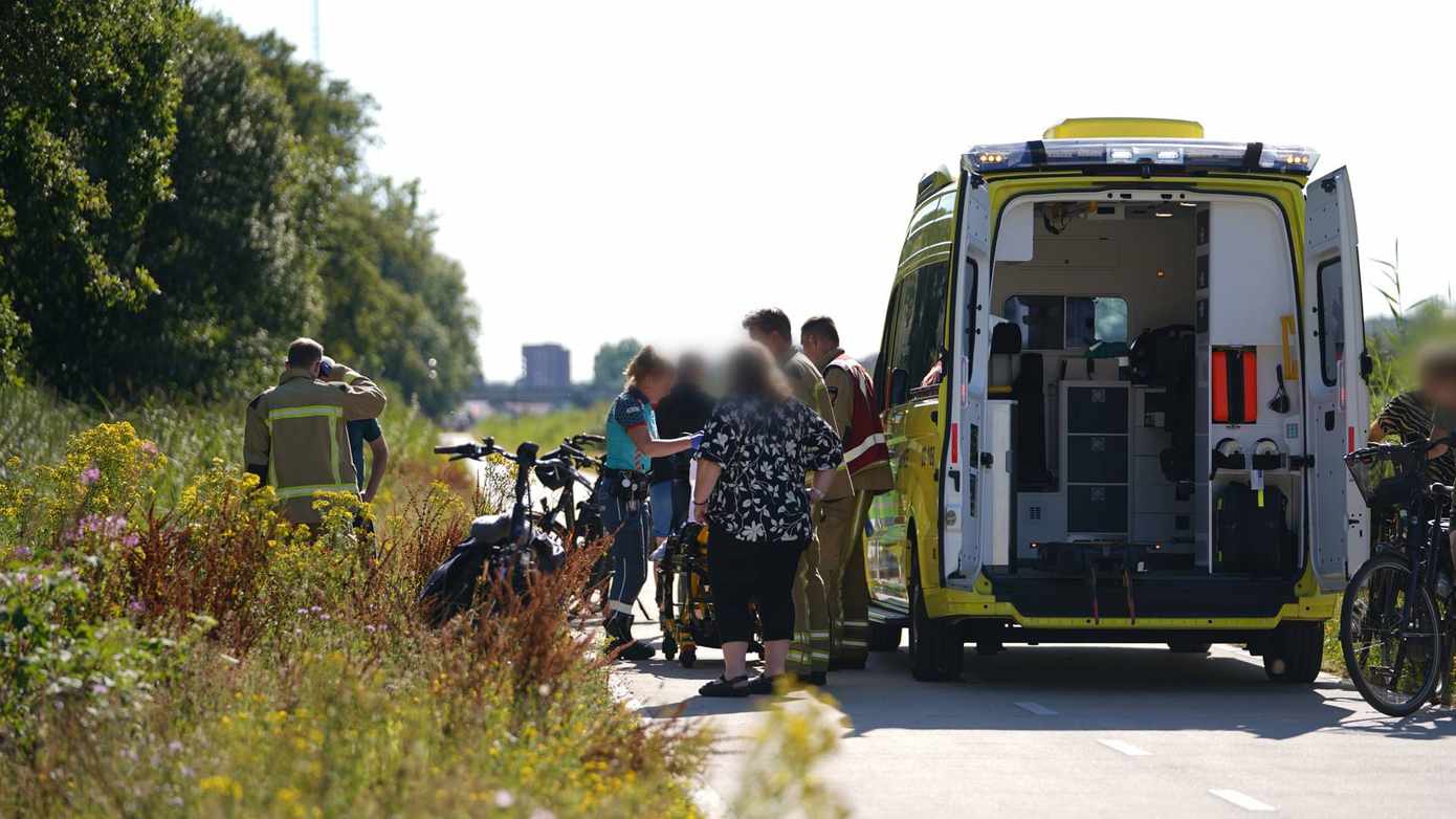 Vrouw op scootmobiel belandt in sloot langs fietspad in Assen