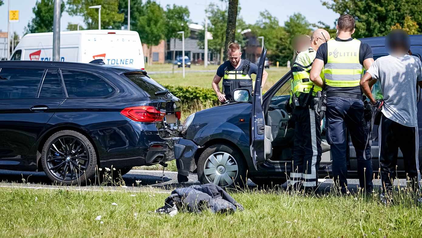 Schade bij botsing tussen auto en bestelbusje