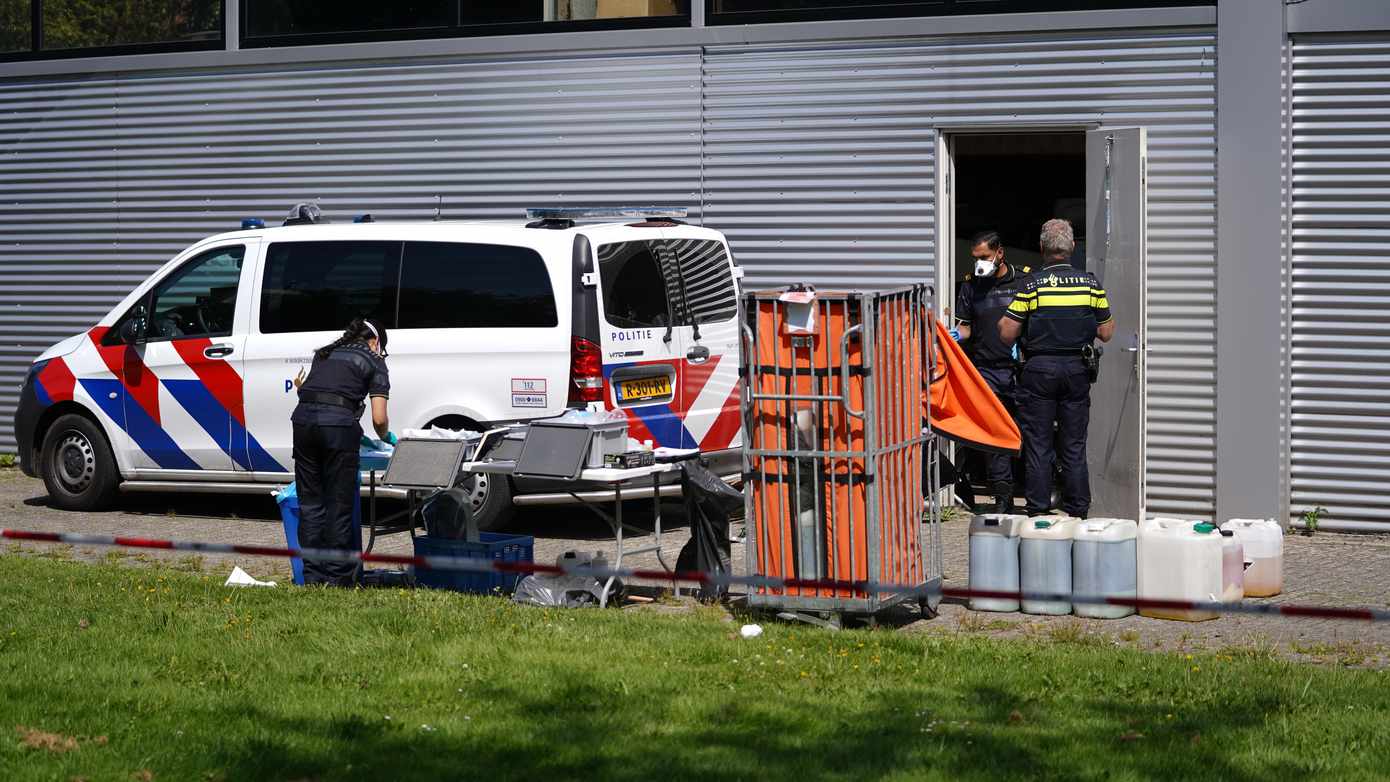 Politie vindt jerrycans met vloeistoffen na inval in pand Molenstraat