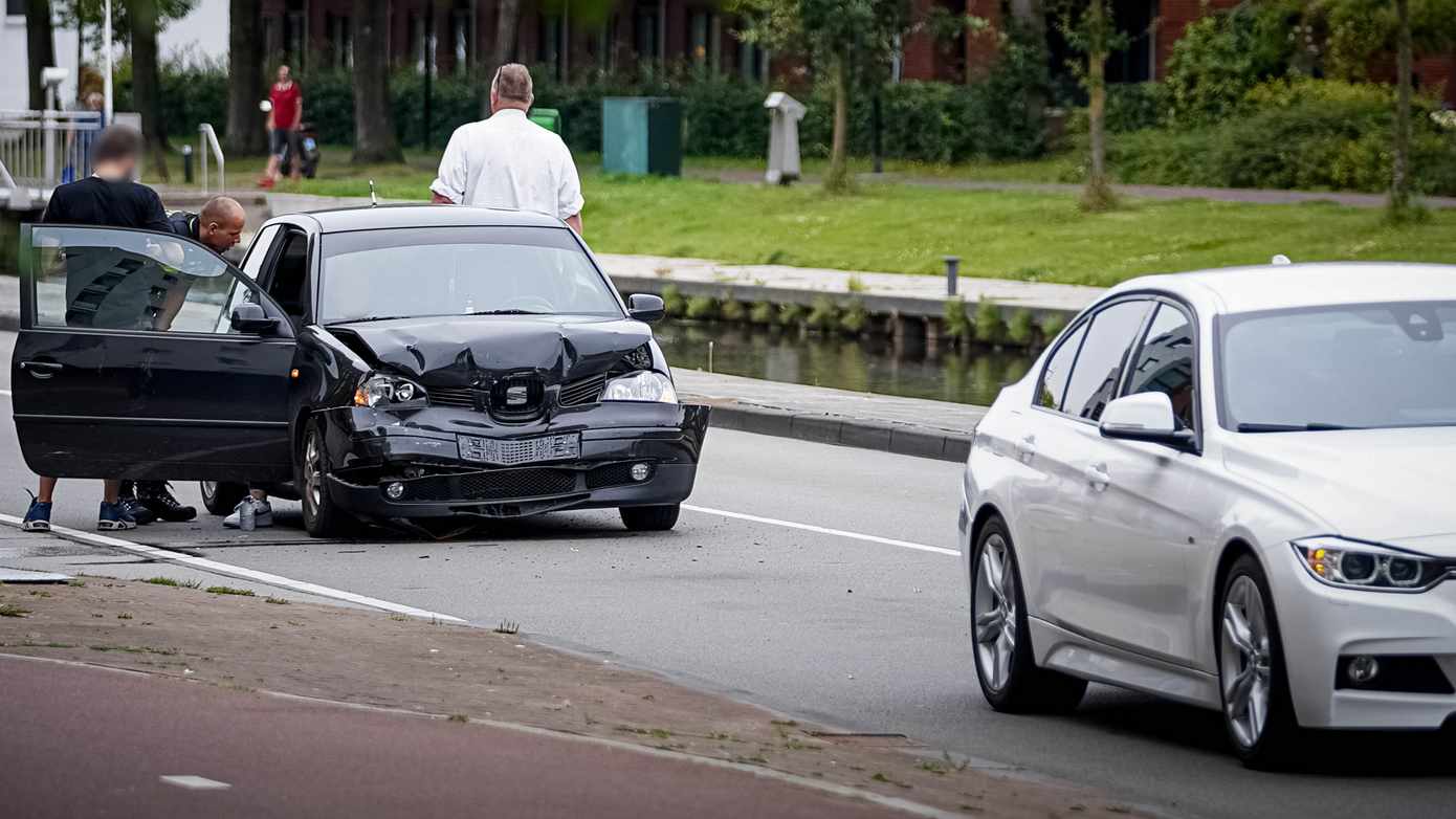 Flinke schade bij kop-staartbotsing in Assen