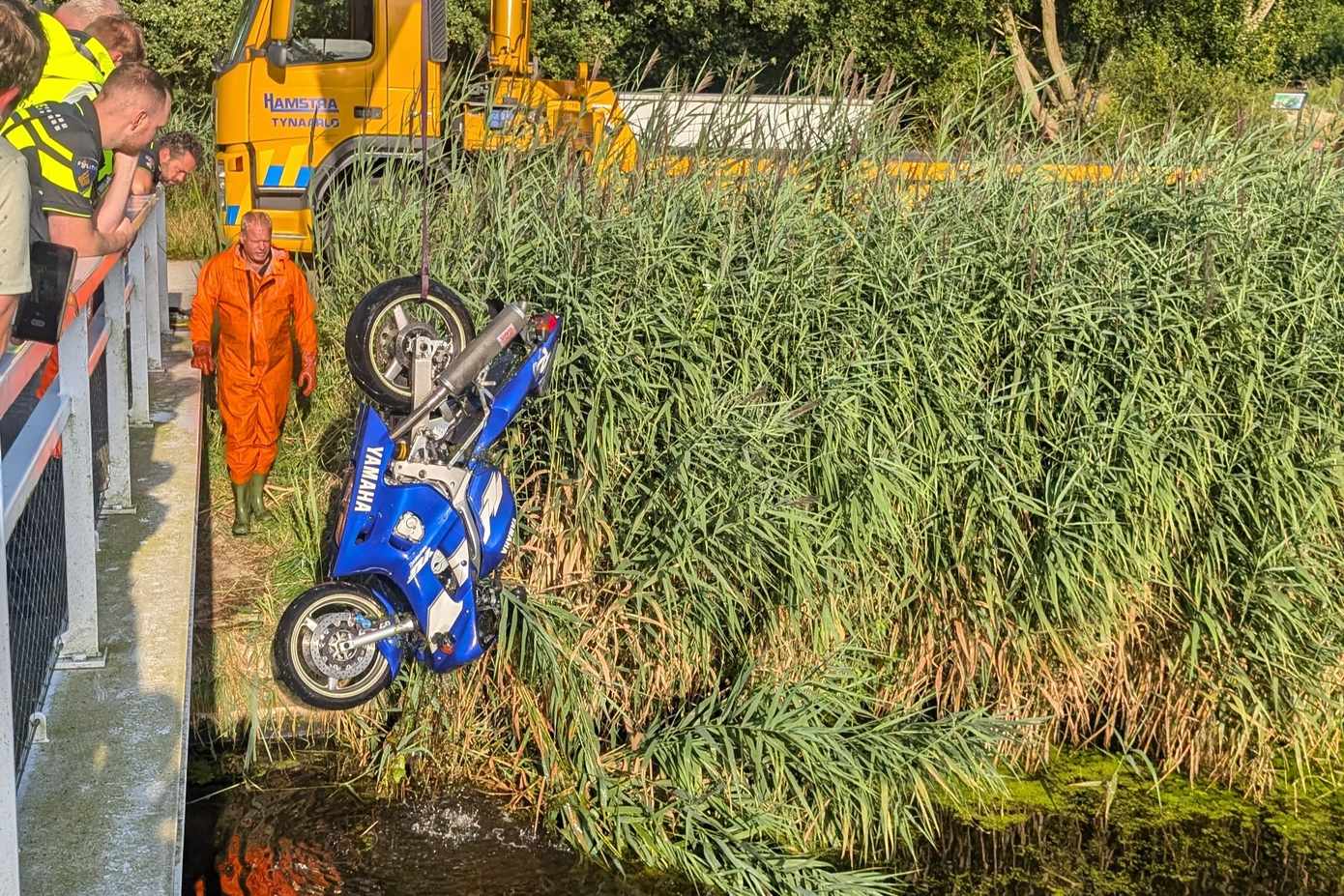 Voorbijgangers vinden motor in Havenkanaal: hulpdiensten starten grote zoektocht