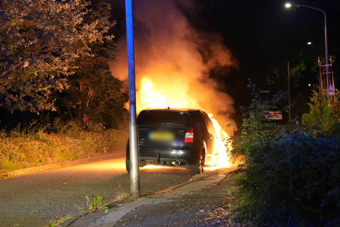 Auto brandt volledig uit in Assen (Video)