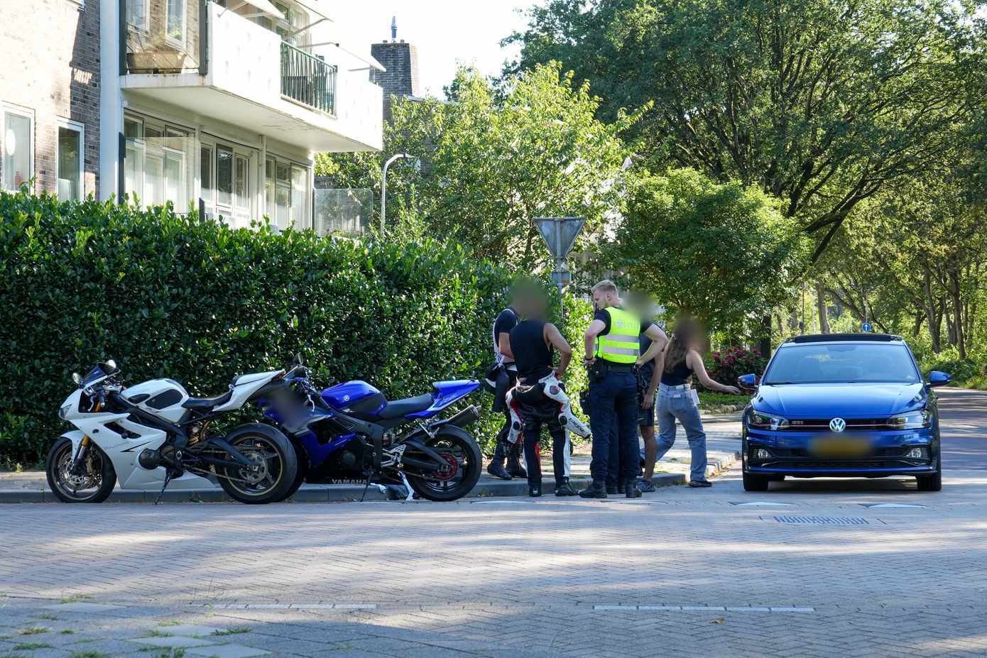 Motor en auto botsen op elkaar in Assen