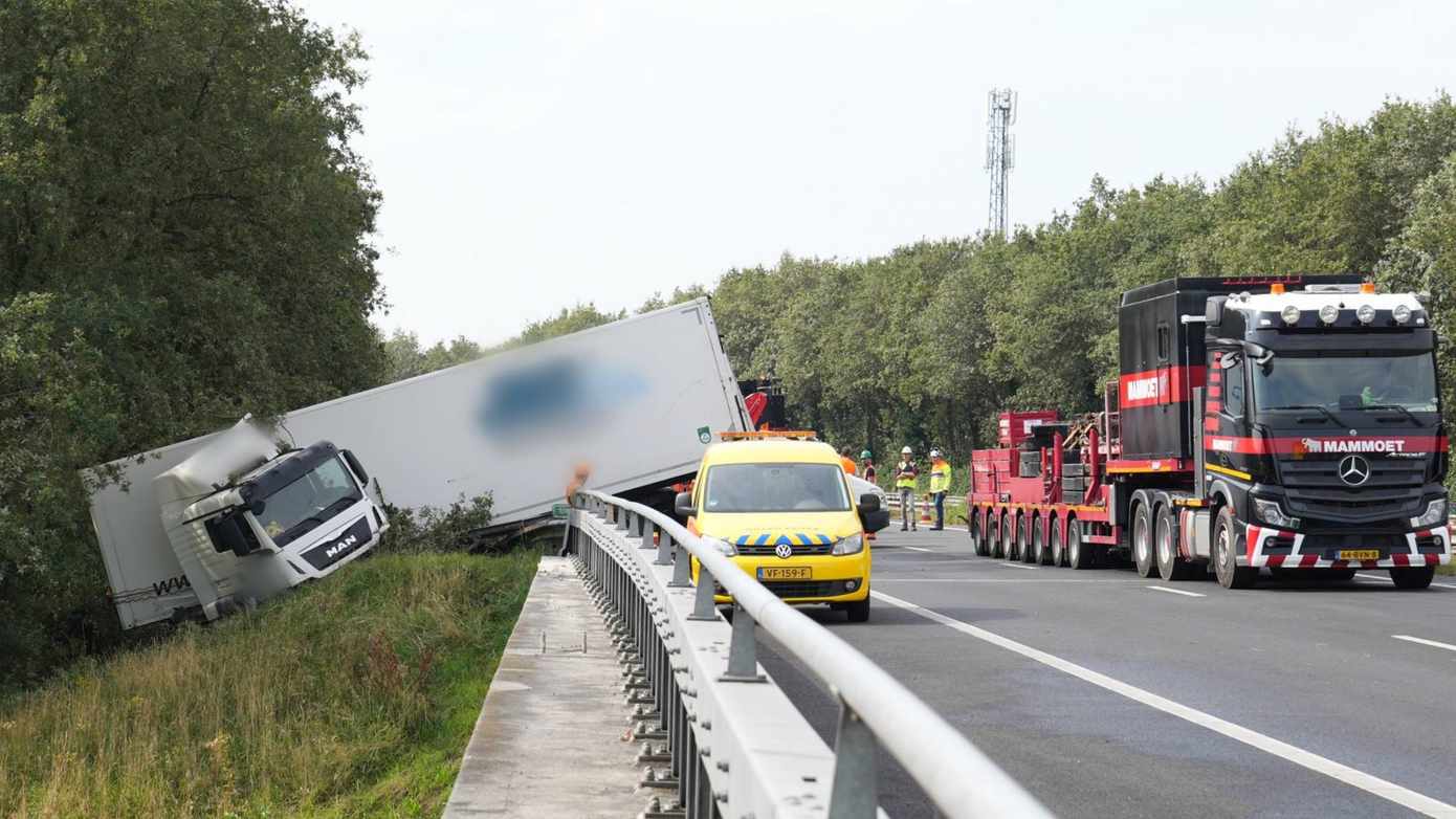 Vrachtwagen raakt naast de A28 bij Assen: snelweg afgesloten