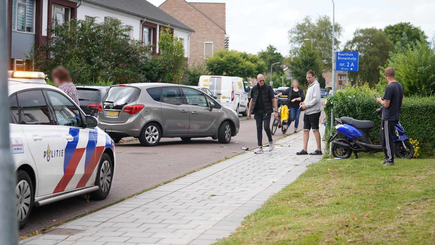 Auto en scooter botsen op elkaar in Assen