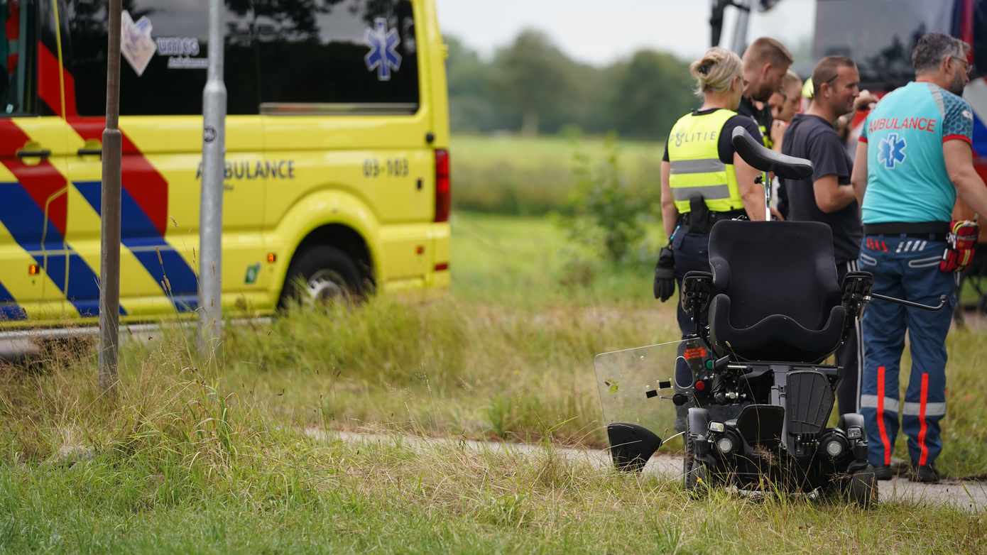 Man belandt met elektrische rolstoel in sloot