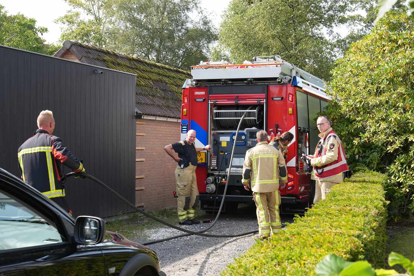 Schuttingbrand zorgt voor zwarte rookwolken boven Noorderpark