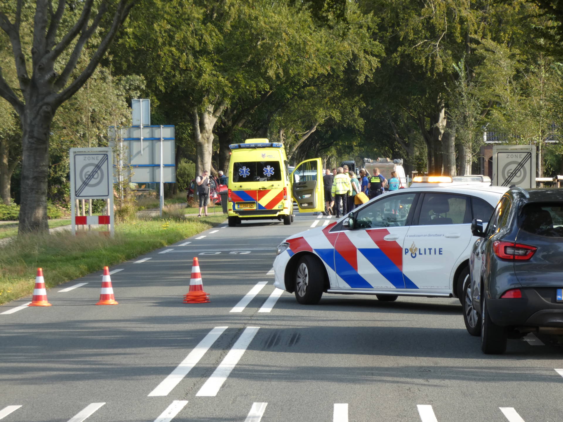 Motorrijder en bestelbus botsen op Asserstraat in Ubbena