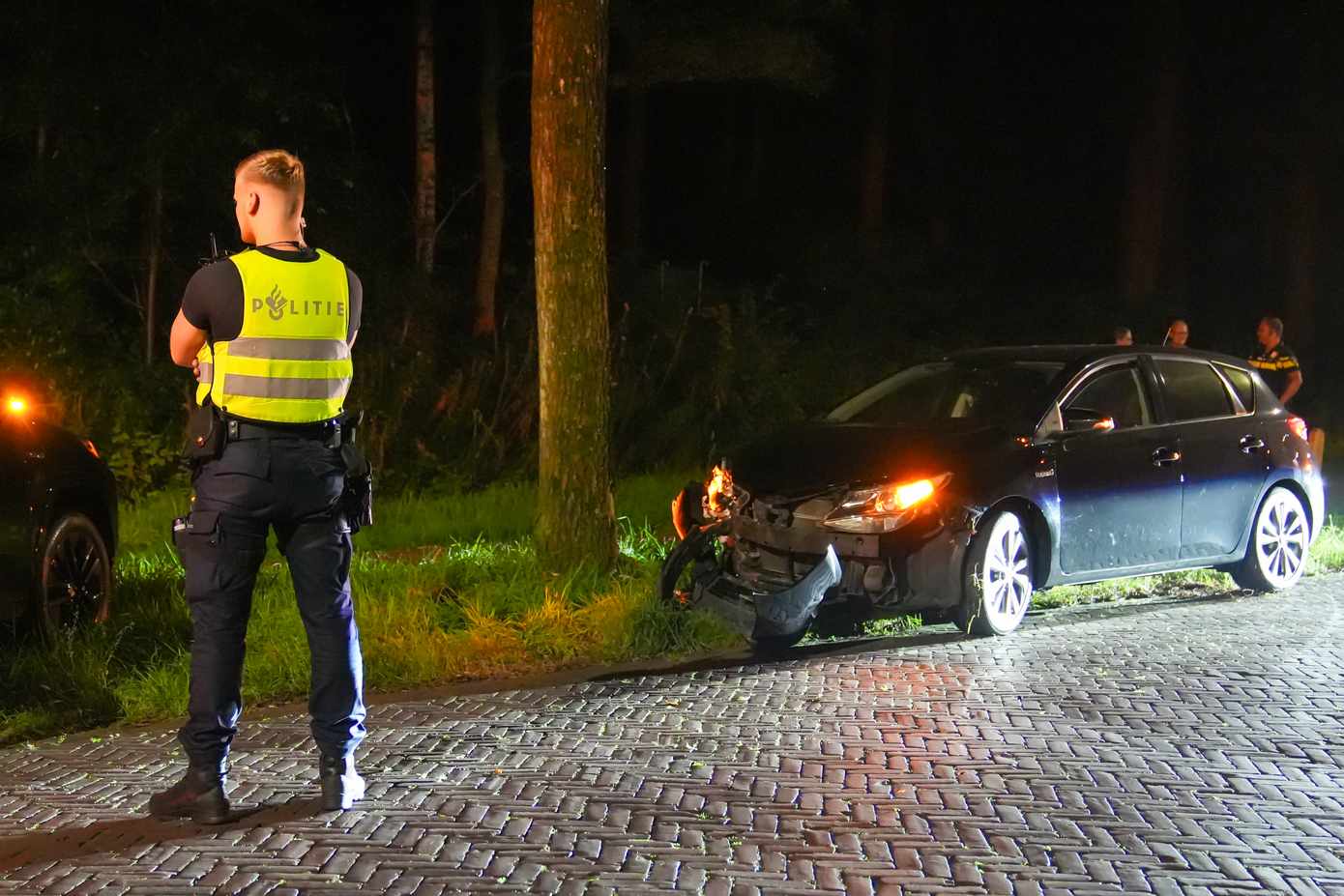 Auto botst door uitwijkactie tegen boom op Lonerstraat