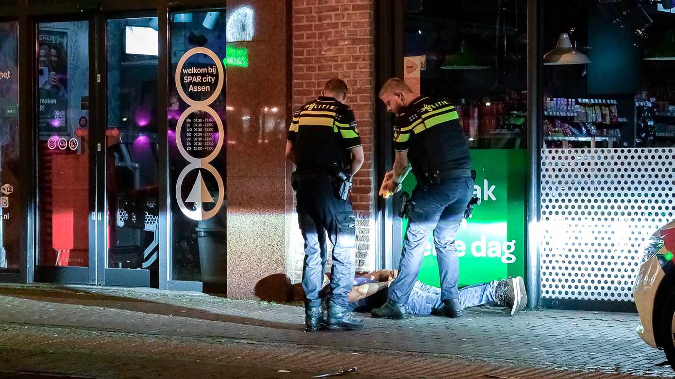 Twee aanhoudingen in centrum van Assen bij conflicten met messen (Video)