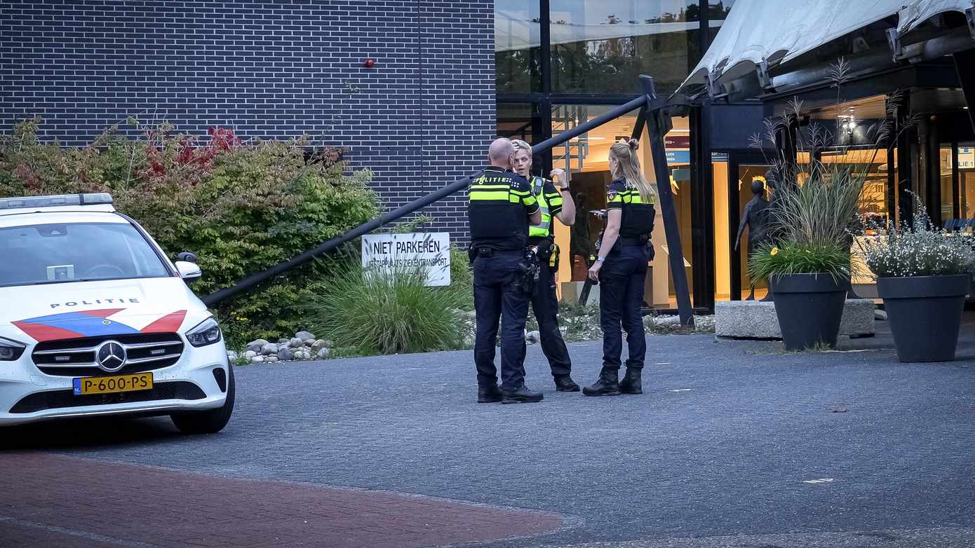 Politie start onderzoek nadat gewond persoon ziekenhuis Assen binnen loopt