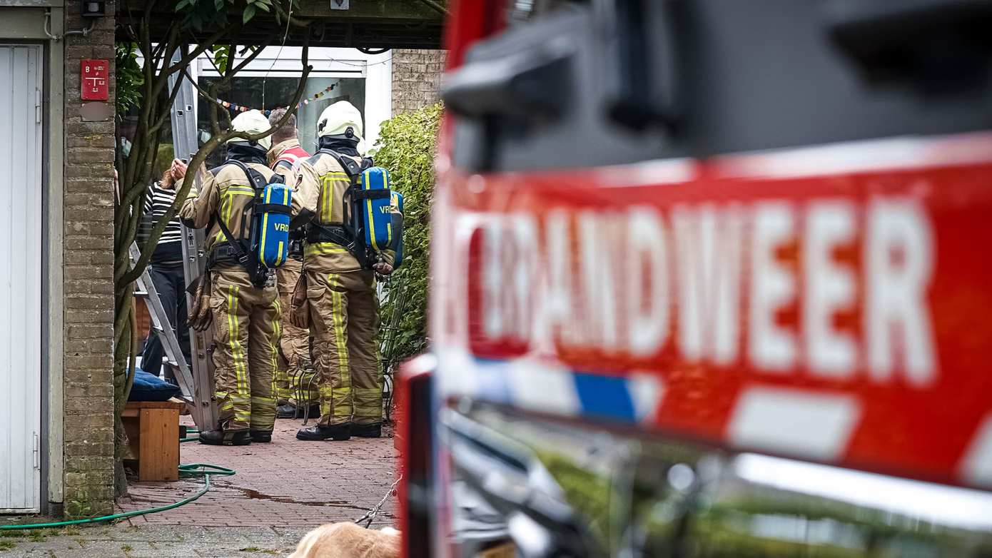 Dak van schuurtje vat vlam in Amelterhout