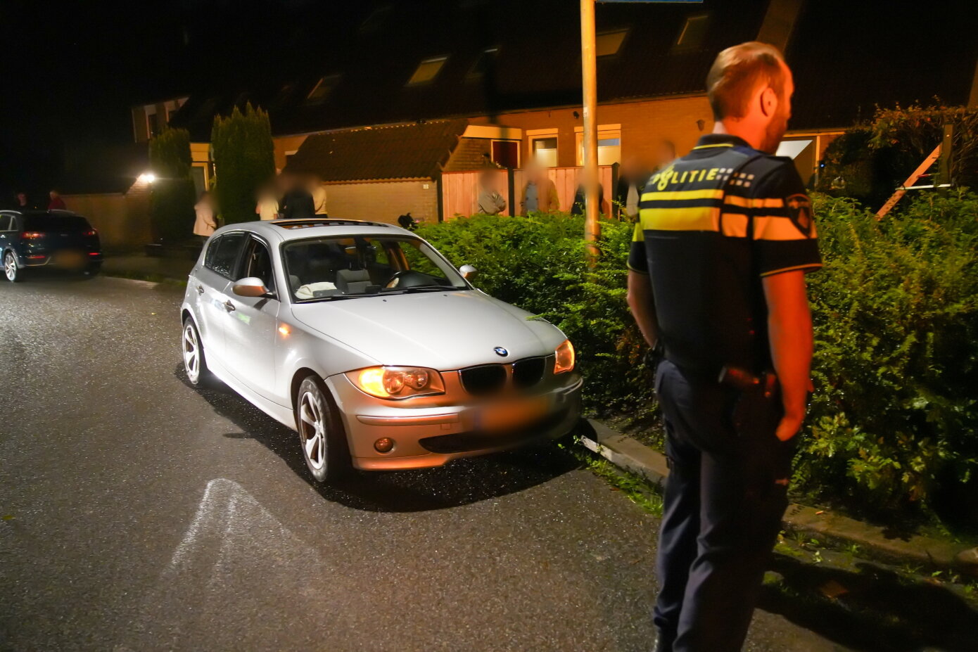 Auto botst tegen geparkeerde wagen na uitwijkmanoeuvre voor kat 