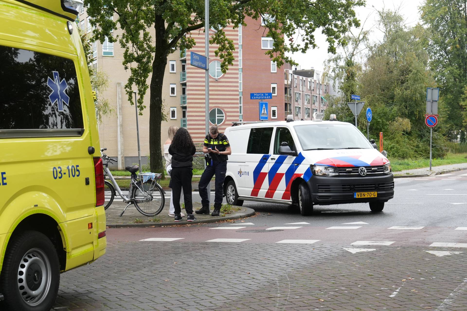 Fietsster en auto botsen op kruising in Assen