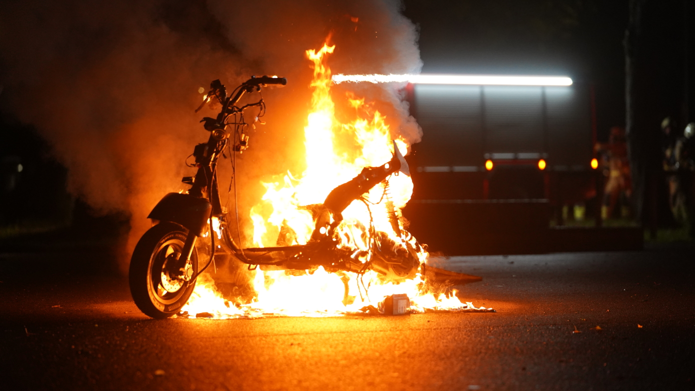 Opnieuw scooter in vlammen opgegaan