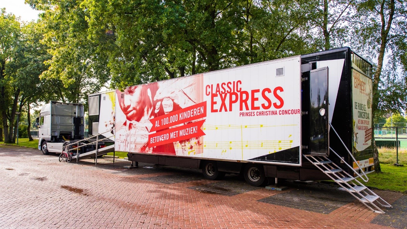 Rijdende concertzaal Classic Express op het Koopmansplein