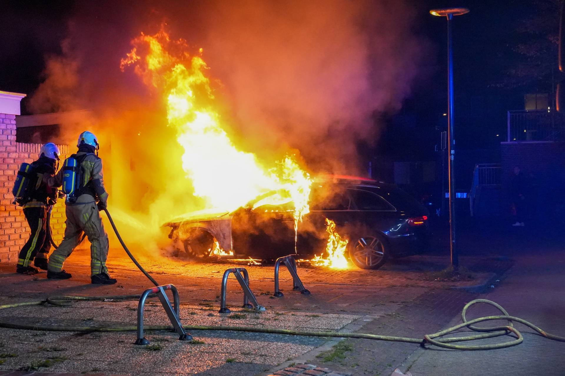 Auto verwoest door brand in Assen; garagebox beschadigd