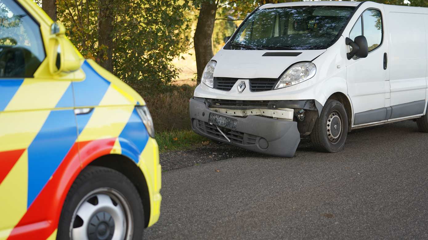 Uitwijkmanoeuvre voor trekker zorgt voor kop-staartbotsing in Ubbena 